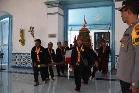 Menjaga Tradisi Raja-raja, Paku Buwono XIII Kembali Menggelar Pembagian Zakat Fitrah