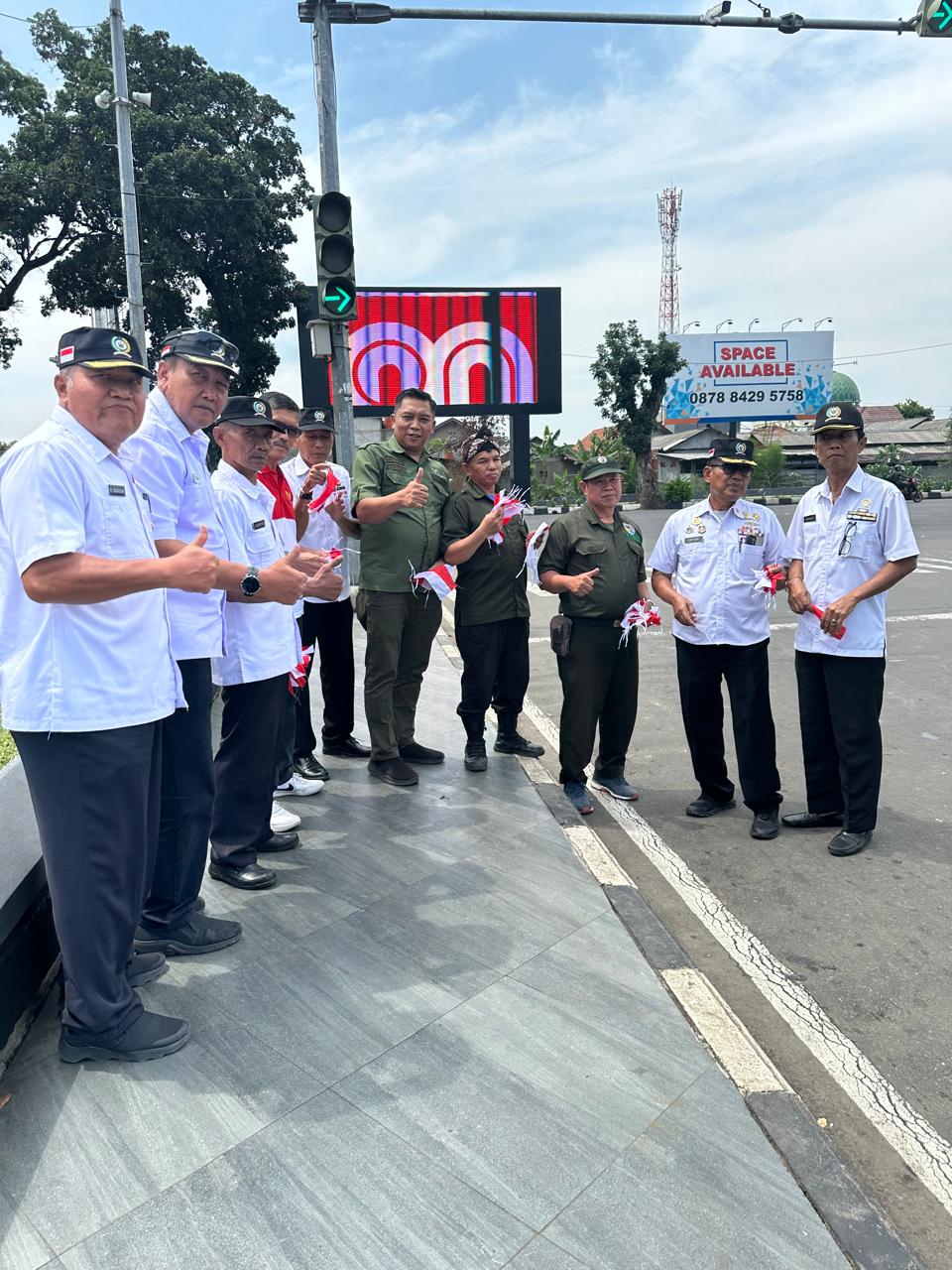 P3AD dan PEPABRI Bagikan Bendera Merah Putih di Cibinong, Semarakkan HUT ke-80 Kemerdekaan RI